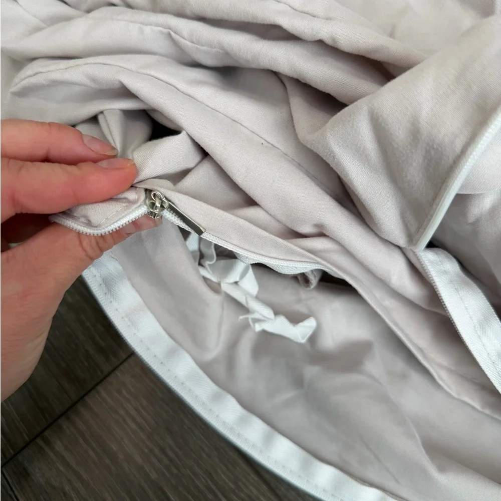 Duvet cover beautiful with zipper closure 104 by 94 kings/cal-king